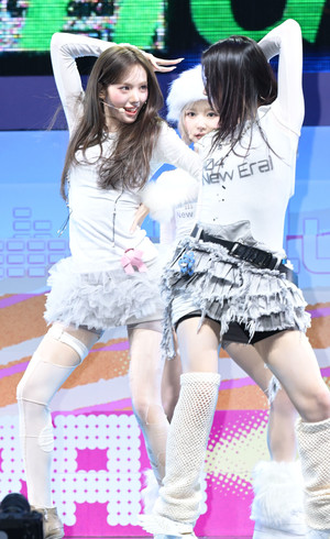 [포토] 키키 수이-이솔 '칼각 퍼포먼스 눈맞춤'