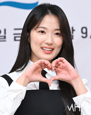 Actress Kim Hye-yoon Reveals She Lived With Fellow Actor for Four Years: "Saved as 'My Spouse' in My Phone"