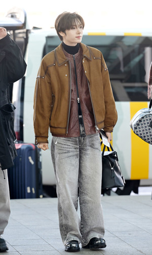 [포토] 투어스 영재 '표정은 평온, 주먹은 꽉'