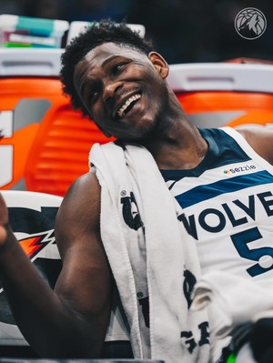 미네소타 팀버울브스가 토론토 랩터스를 상대로 역전승을 거둔 경기 관련 이미지