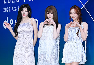 [포토] 빌리 시윤-츠키-문수아 '색다른 여신미'