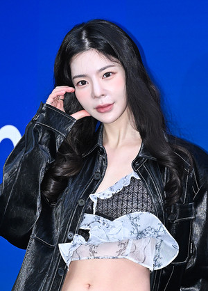 [포토] 장재인 '바람에 흔들림 없는 하트'