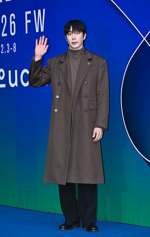 [포토] 정원규 '롱코트도 완벽 소화'