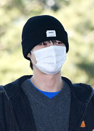 [포토] 변우석 '우체통 감기 조심해'