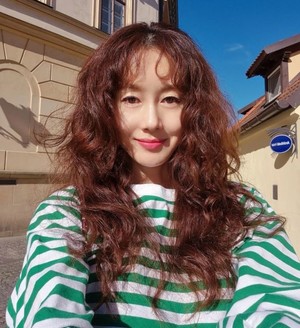 '음주 논란 3번' 배우 김지수, 한국 떠났다…