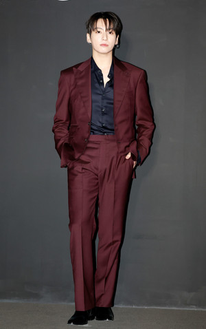 [포토] BTS 정국 '버건디가 잘 어울리는 남자'