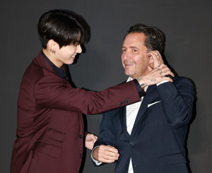 [포토] BTS 정국 '글로벌 팝스타가 알려주는 볼하트'