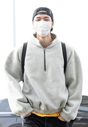 [포토] NCT 127 쟈니 '기분 좋은 미소로 출국'