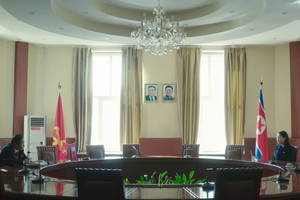 2억 달러 위해 '가짜 찬양단' 만들었다…평점 9.56 기록하며 호평 쏟아진 이 작품