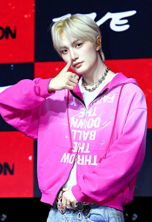 [포토] 데일리디렉션 이반 '멋지게 코쓱'