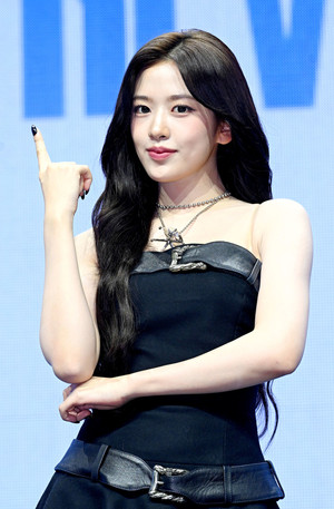 [포토] 아이브 안유진 '블랙홀 눈빛'