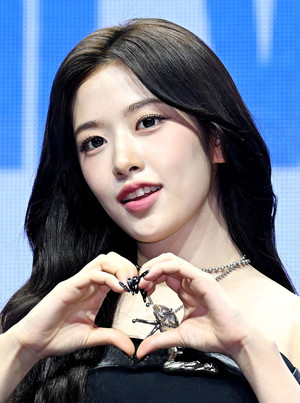 [포토] 아이브 안유진 '블랙홀 하트'