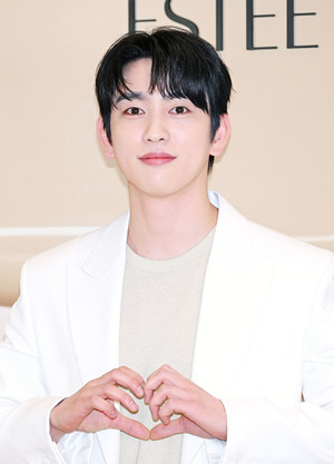 [포토] 박진영 '여심 훔치는 하트'