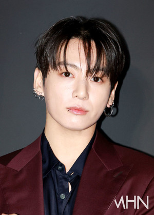 정국은 왜 라방을 켰을까... 그가 건드린 K팝의 경계 [이승우의 관통]