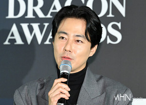 "조인성이 또"...사비 털어 극장 대관 '팬·보육원 초청'