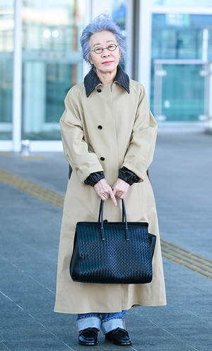 [포토] 윤여정 '여든 맞아? 완벽한 패션센스!'