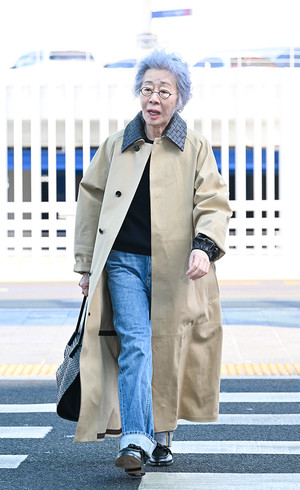 [포토] 윤여정 '밀라노 패션위크로!'