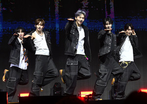 [포토] 튜넥스 '화려한 군무'