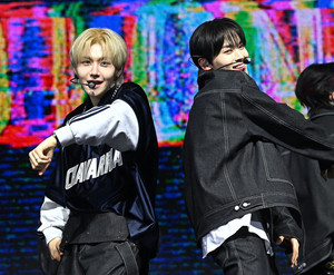 [포토] 튜넥스 시환-인후 '데뷔 무대 줄기며'