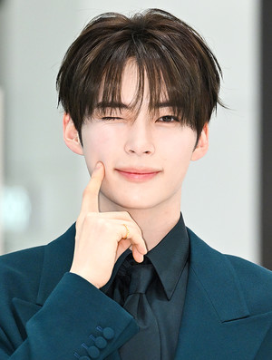 [포토] 제로베이스원 성한빈 '볼콕 윙크는 반칙'