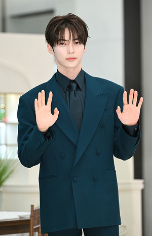 [포토] 제로베이스원 성한빈 '반가운 인사'