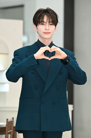 [포토] 제로베이스원 성한빈 '젠틀맨 하트'