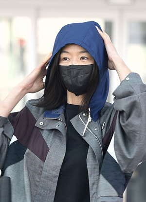 [포토] 전지현 '후드 벗겨질라'