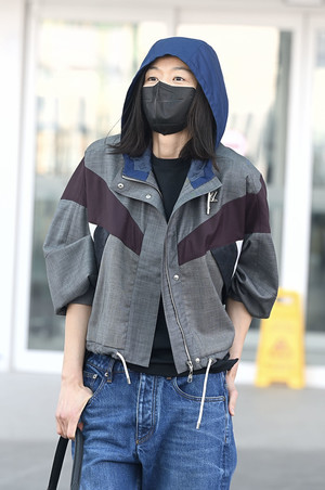 [포토] 전지현 '눈만 빼꼼'