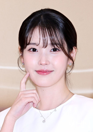 IU、同じ事務所の後輩贔屓論争に正面からコメント 「パレット」で率直トーク