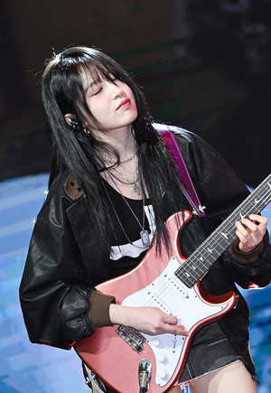 [포토] 레이턴시 희연 '기타 사운드를 느껴'