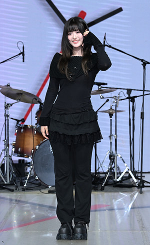 [포토] 레이턴시 세미 '올블랙 러블리 시크룩'