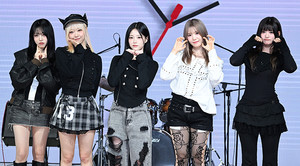 [포토] 레이턴시 '경력직의 완벽 애교'