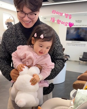 '박수홍 딸' 재이, 18개 광고→라방까지 석권…'키즈모델 퀸' 답네