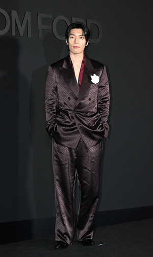 [포토] 위하준 '도트 슈트로 멋지게'