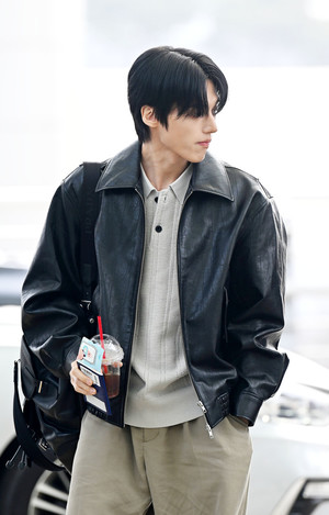 [포토] 에이티즈 우영 '출국길 커피 한 잔'