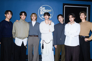 “지미 팰런에게 실내화 선물” BTS, 뉴욕 한복판서 전파한 ‘K-좌식 문화’ 화제