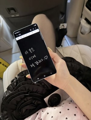“남친이 쓰면 싫다더니” 프리지아, 갤럭시 쓰는 일상 공개