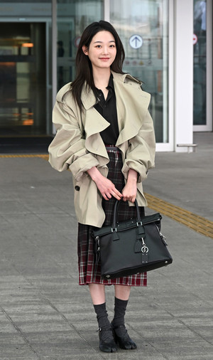 [포토] 이유미 '봄날의 트렌치 코트 공항패션'