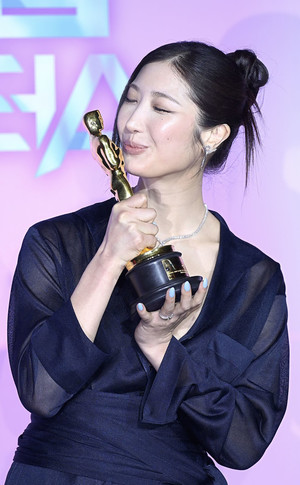 '케데헌' 이재, 빛나는 '골든' 오스카 트로피에 키스 [MHN영상]