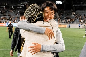 손흥민, 행복한 포옹…상대 정체