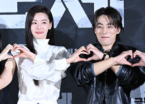 [포토] 구교환 '입술 꽉 깨물고 하트'