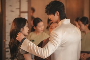 현대적인 왕실 로맨스가 온다…'21세기 대군부인'이 선택한 의상 [MHN 뭐 입었지]