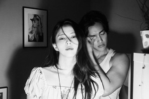 '류준열과 결별' 한소희, 민소매 男과 밀착 스킨십…묘한 분위기