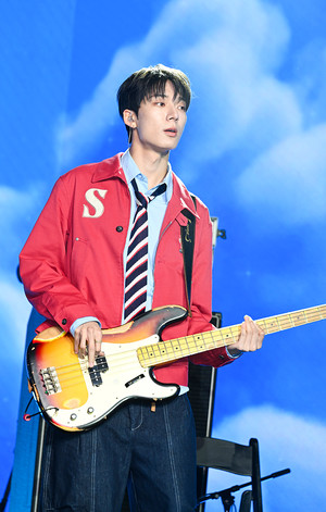 [포토] 하츠웨이브 데인 '베이스 치는 훈남'