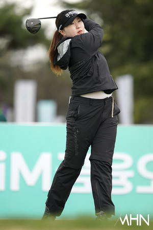 [mhn포토] 이슬기, 페어웨이 중앙 노린다 - 뉴스 썸네일 이미지