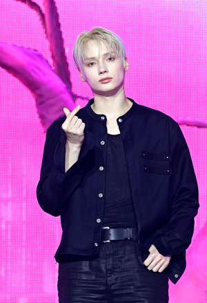 [포토] 투모로우바이투게더 휴닝카이 '시크한 하트'