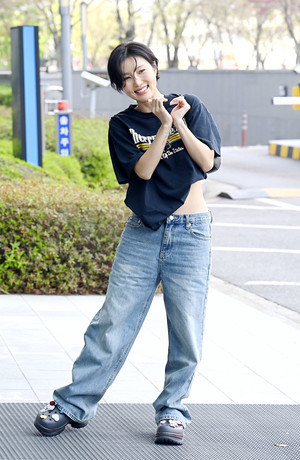 [포토] 출근길 화사가 '쏘 큐트'