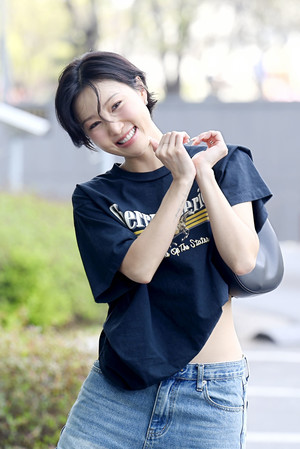 [포토] 화사 '쏘 큐트한 포인트 동작'