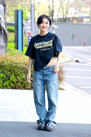 [포토] 화사 '티셔츠 말아올린 센스'