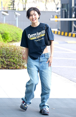 [포토] 화사 '윤경호에게 선물 받은 신발 신고 출근'